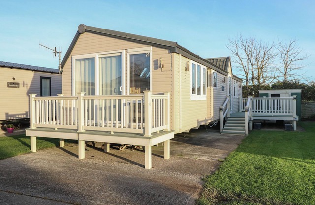 SEASALT HAVEN, pet friendly, with a garden in East Wittering