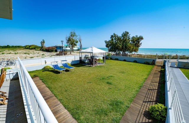 Seaside apartment with large garden