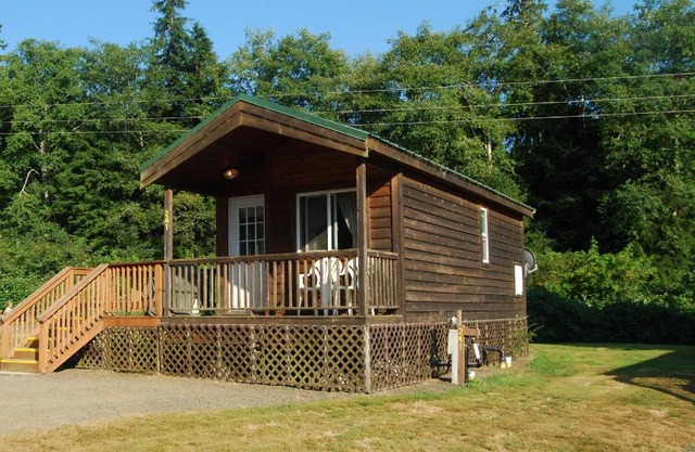 Seaside Camping Resort One-Bedroom Cabin 6