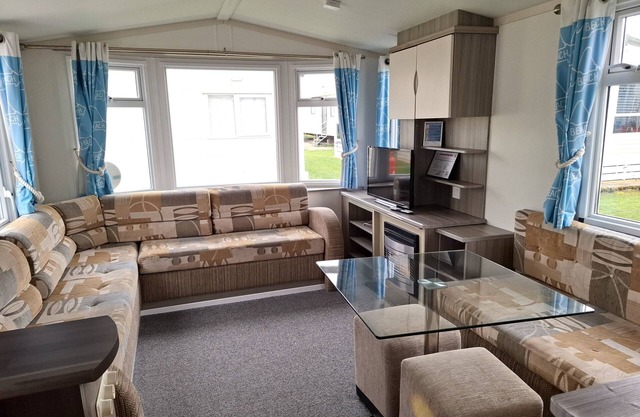 Seaside retreat - 3 bedrooms with decking sleeps 8