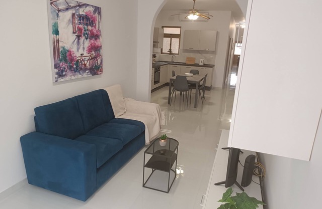 Seaside Stylish and Spacious 2-Bedroom Apartment