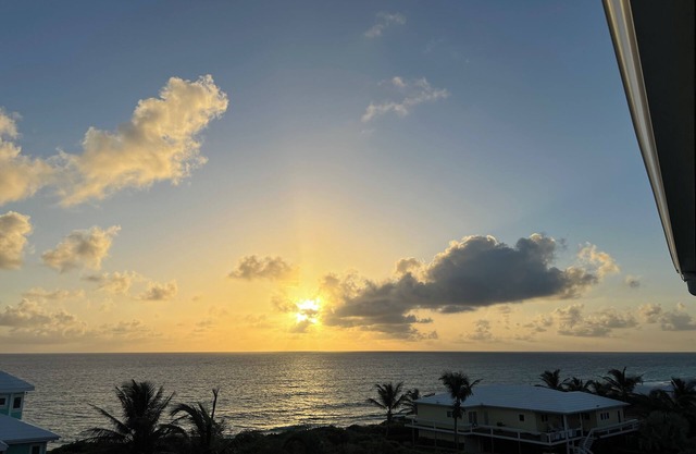 Seasons in the Sun, Perfect in-law Suite with Kitchenette! Ocean and Sea Views!