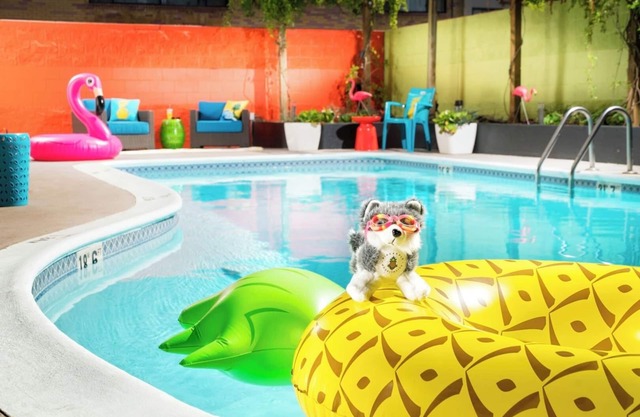 Seattle Stay w/Welcoming Vibes | Seasonal Outdoor Pool Access, 2 Family Rooms