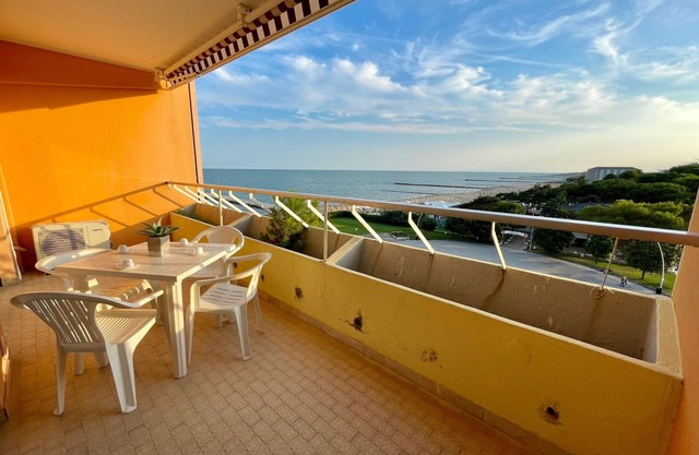 Seaview flat for up to five guests