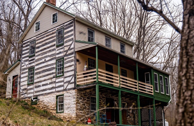 Secluded 1840's Log cabin Between Gettysburg, Lancaster, And Baltimore