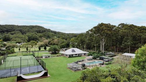 Secluded Acerage With Floodlit Tennis and Basketball Courts, Pool, Firepit and Beautiful Homestead