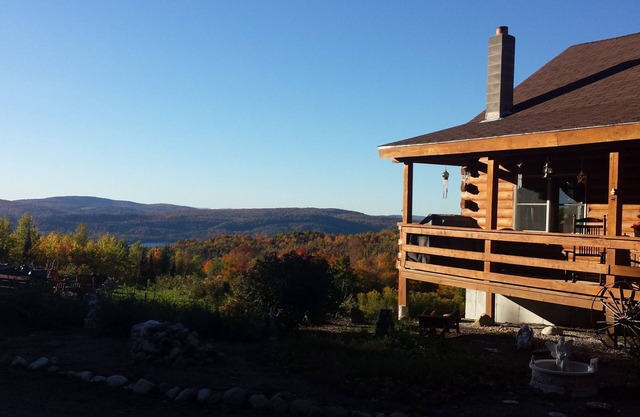 Secluded and Quiet Country Mountain Getaway! Stunning Views right into Canada!