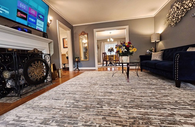 Secluded English Retreat by Rice University, Medical Center & Museum District