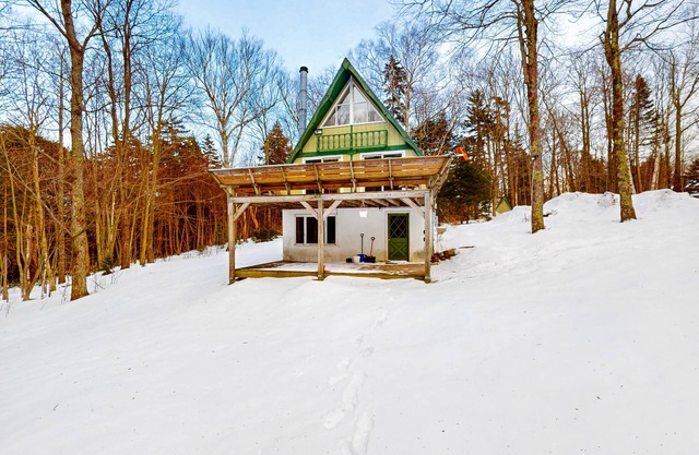 Secluded getaway on 2.5 acres with private patio, WiFi, & quiet location