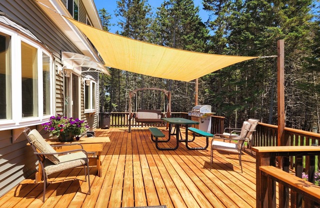 Secluded house just minutes away from Deer Isle/Stonington villages and beaches!