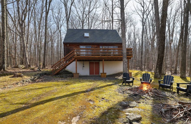 Secluded Lakefront Cabin in the woods with firepit