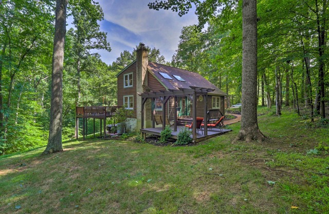 Secluded Leesburg Retreat w/Private Hot Tub!