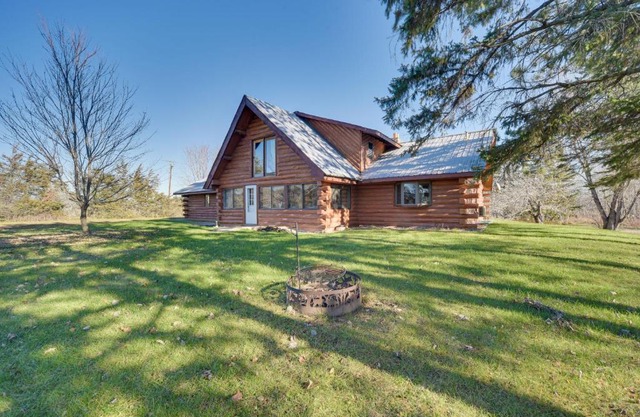 Secluded Log Cabin Less Than 1 Mi to Munger State Trail!