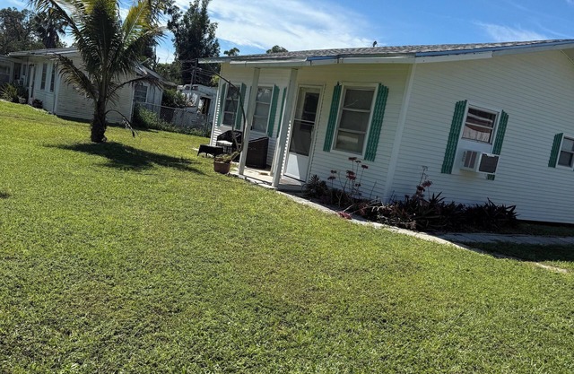 Secluded private 2-bedroom house in Estero walking distance from Starbucks plus