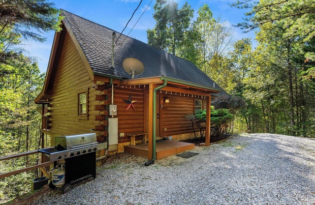 Secluded*Romantic*Jacuzzi Tub & Hot Tub*Tranquil