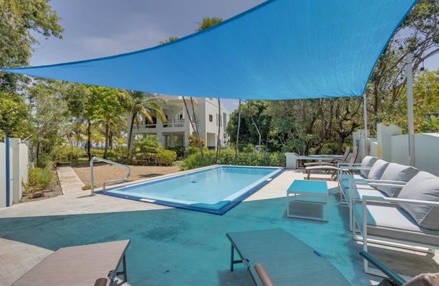 Secluded Villa w/Pool, Beachfront & Large Kitchen