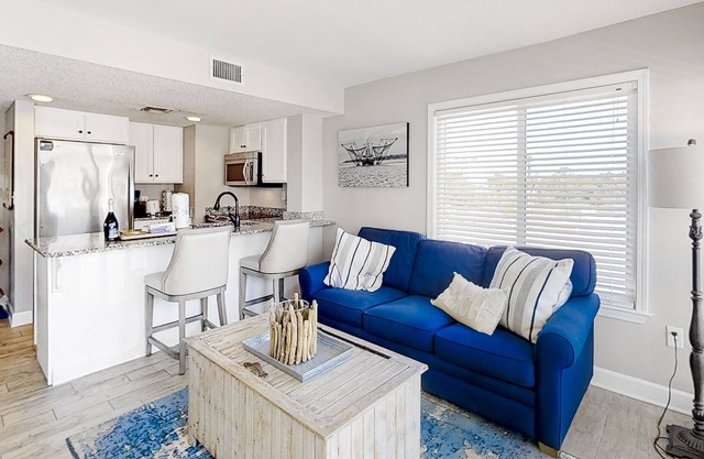 Second-floor condo with pool, hot tub, balcony & central AC