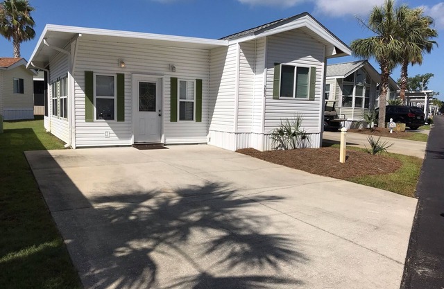 Secure gated community. Great for families and folks looking for winter rates