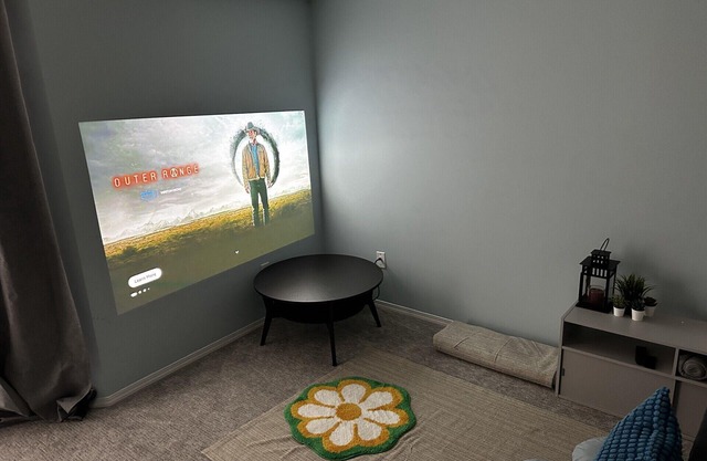 Secured Private Double Bedroom with Desk & Private Toilet in Downtown Edmonton.