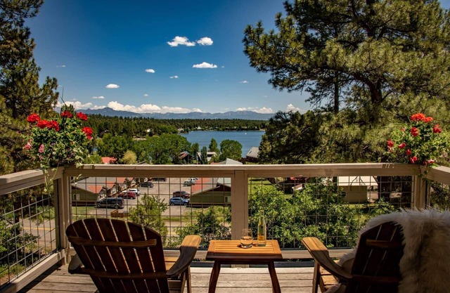 See Fall's Changing Colors! Bear's Cliff: Stunning Lake, Mountain Views, Wood Stove, Pet-Friendly!