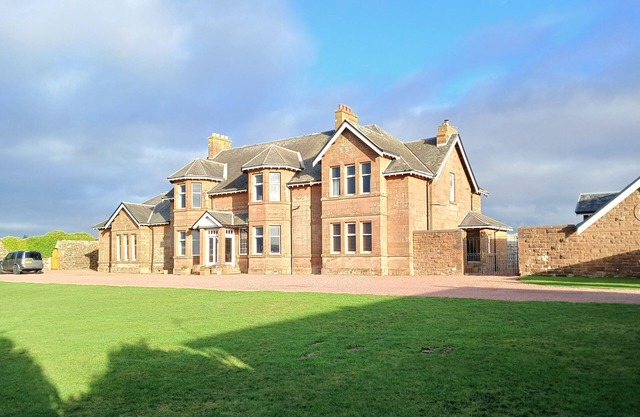 Self Catering apartment (North Wing) St Andrew's House sleeps 6nn