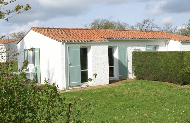 Semi-detached bungalow with microwave, in the great Vendée