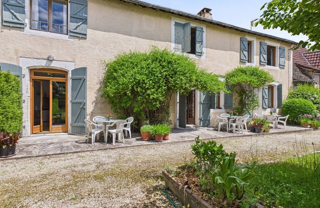 Semi-detached gîte for 4 - shared pool - garden