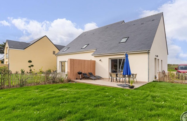 Semi-detached house near beach with WIFI and parking, pets allowed