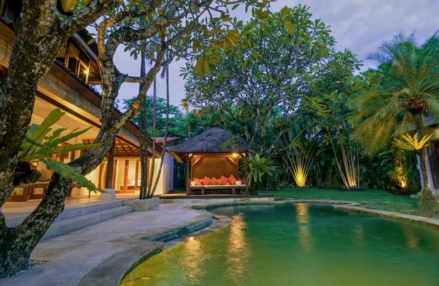 SEMINYAK 7 BEDROOM/9 BEDS, GREAT VALUE