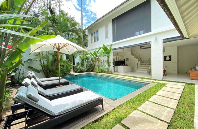 Seminyak luxury 2 bedroom villa with large pool and tropical garden