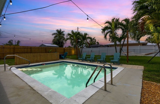 Sept Sales! Tropical Oasis-Ping Pong+Hot tub+Beach Essentials+5 min to Downtown