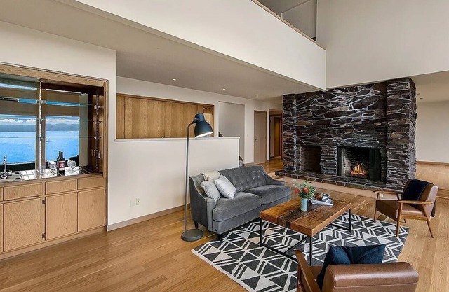 Serene 2-bedroom house with AC in Burien