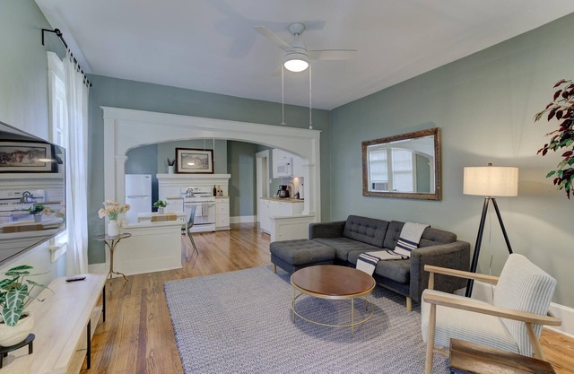 Serene and Stylish Classic Apartment in Midtown!