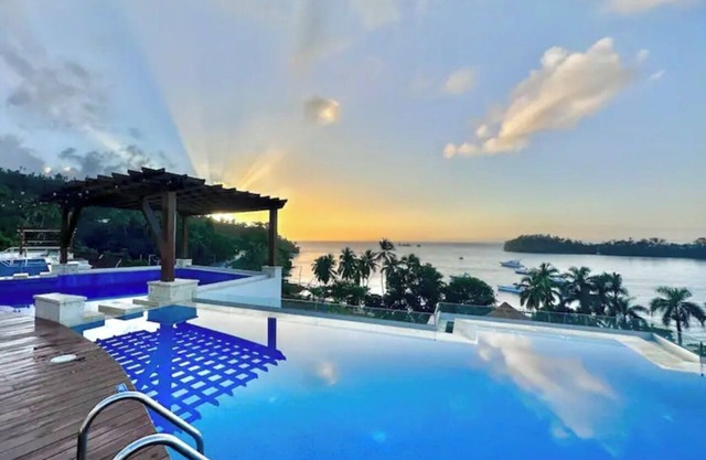 Serene Apartment in Samana, w/view of Bay, pool, gym &n WiFi