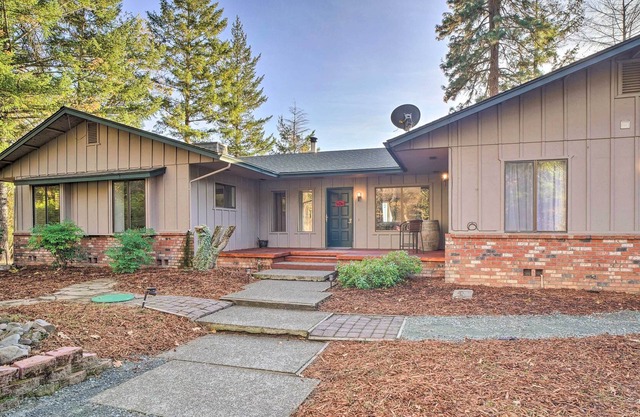 Serene Grants Pass Lodging w/ Mountain Views!