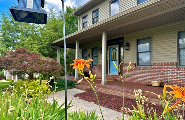 Serene Lake Barkley home, private dock, quiet neighborhood, kayaks, pool table, fire pit!