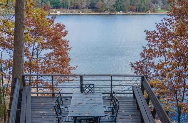 Serene Retreat at Fish Lake: Where Tranquility Meets Luxury! SAND BOTTOM