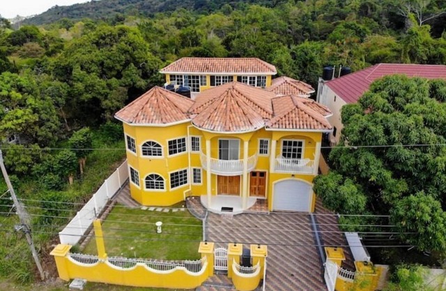 Serene, Tranquility & luxuryn2 separate apts when combined can house 15 guests