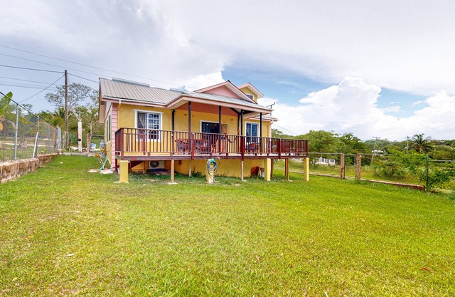 Serene villa with a large deck, gorgeous view, full kitchen, & washer/dryer