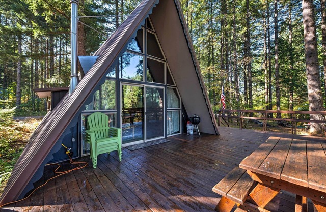 Serene Washington Escape w/Deck & Mountain Views!