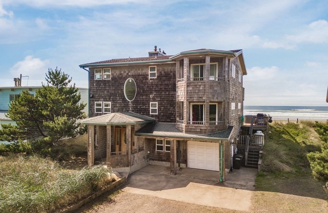 Serenity Sands-Oceanfront, direct beach access, hot tub, dog OK. 4 bedrooms. Movie room