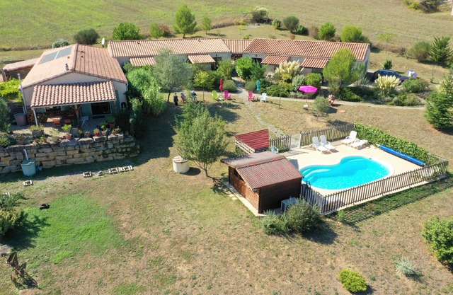 Set of 4 air-conditioned 3* gîtes, swimming pool for 16 people in the middle of the vineyards.