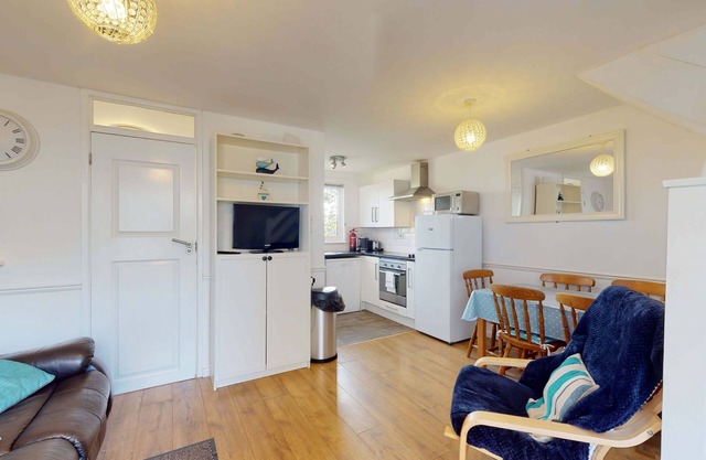 Set within the grounds of Tolroy Manor, Strawberry Cottage enjoys use of shared facilities