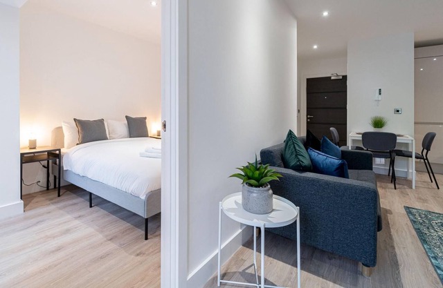 Seven Living Residences Solihull - Modern Studios NEC and BHX