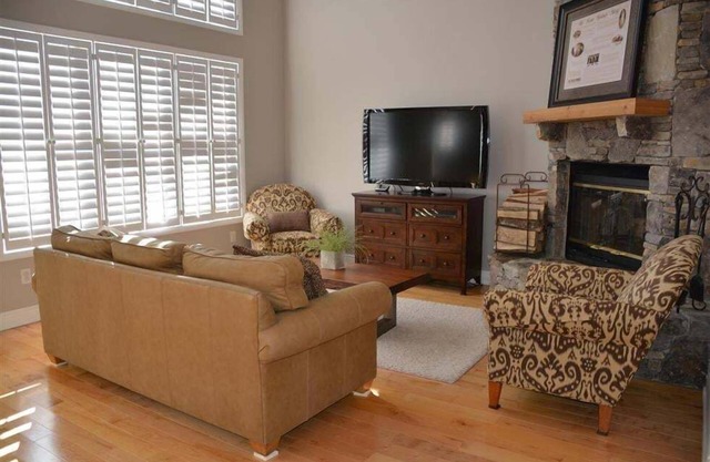 Seven Springs Woodridge 3 Bedroom Premium Condo, Private deck with wooded view by RedAwning