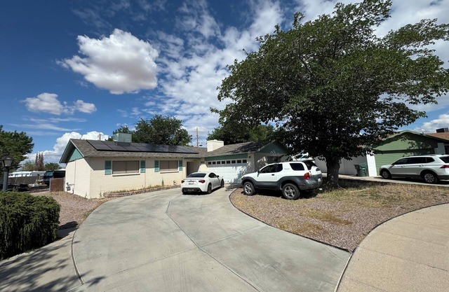 Shaded 3-bedroom house with WiFi, AC in Kingman Less than a mile from Rout 66