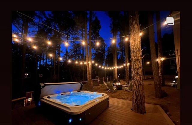 Shadow Rock Chalet with Spa, Spa Deck, Fenced Yard, Pool Table, Game Room & more