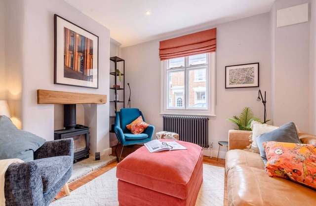 Shakespeare Cottage - a cottage that sleeps 6 guests in 3 bedrooms