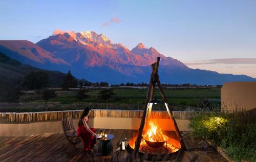 ShanJuanYun Panoramic Sunlit Yulong Snow Mountain Hotel