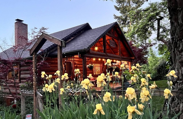 Share a Spacious log cabin home. 5 minutes walk to Historic Jacksonville!